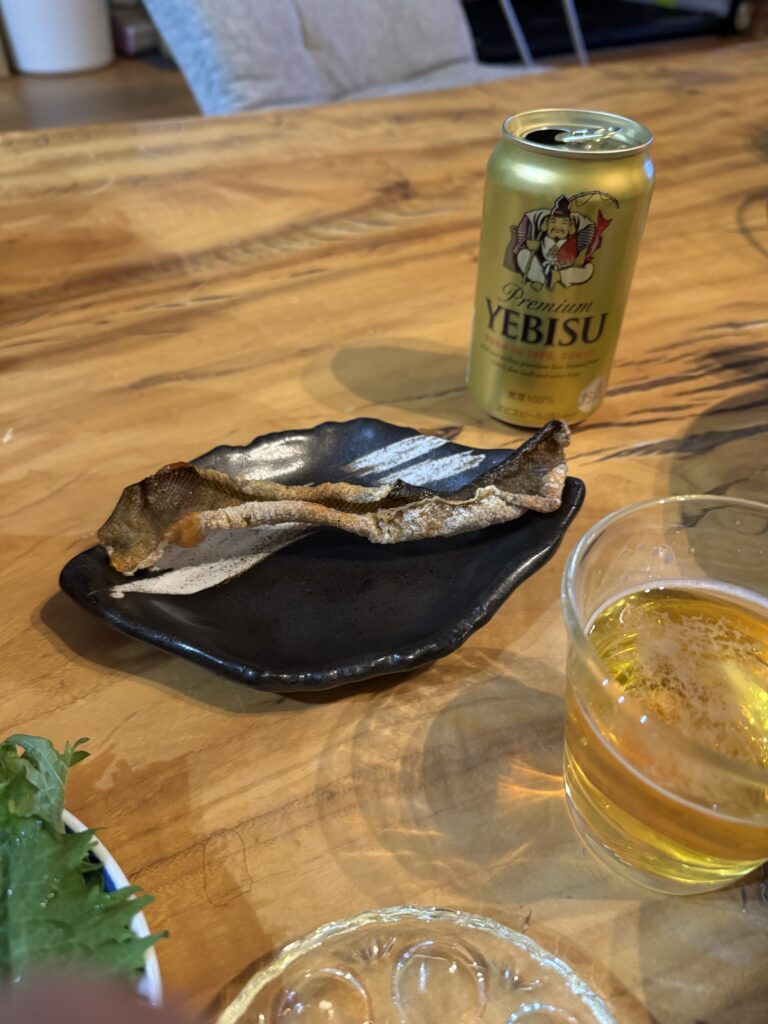 酒の肴にビワマス冷燻製イブシギンの焼き皮