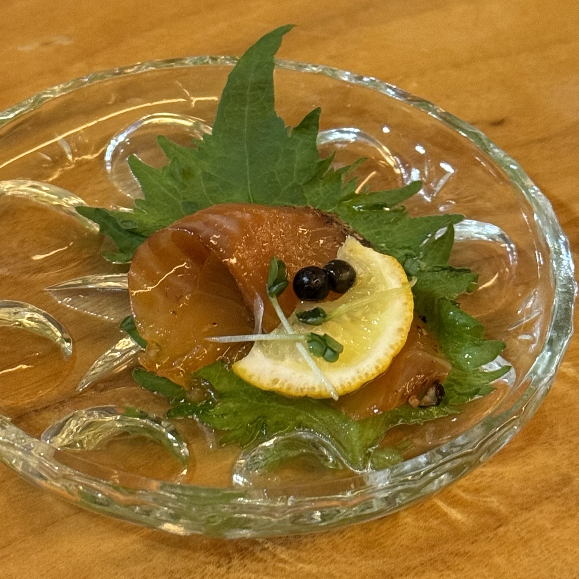 ビワマス冷燻製イブシギンと大葉と酢橘