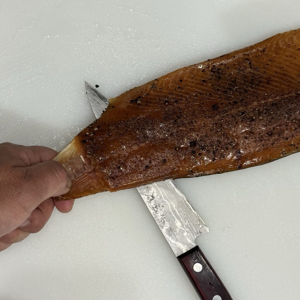 ビワマス冷燻製イブシギンの皮の引き方